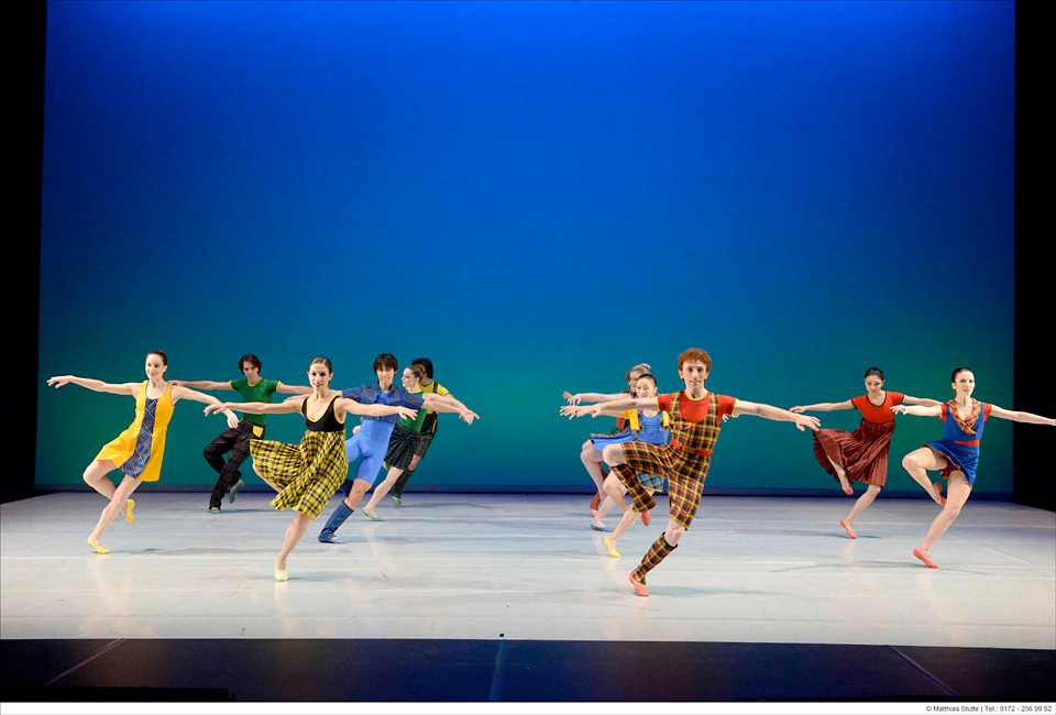»Tango, plus…« 3 Choreografien von R. North. Szene aus: »Schottische Tänze«, Theater Krefeld Mönchengladbach. Foto: Matthias Stutte