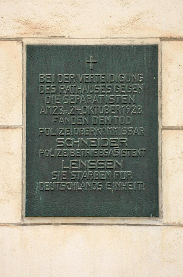 Gedenktafel anlässlich der Verteidung des Krefelder Rathauses 1923. Foto. Ralf Janowski