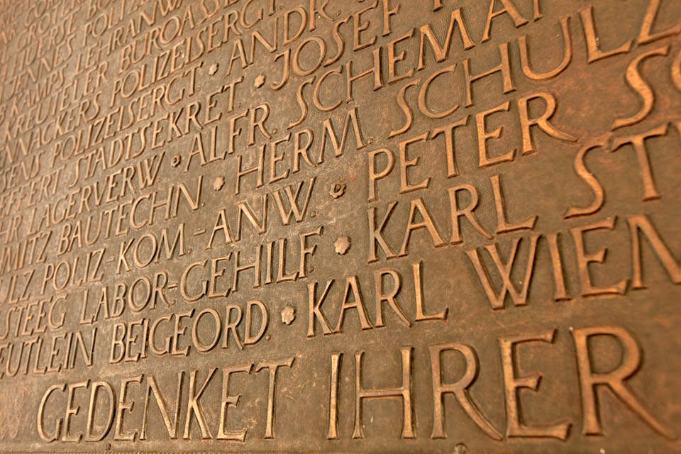 Gedächtnistafel für die Kriegsopfer im Rathaus. Foto: Ralf Janowski