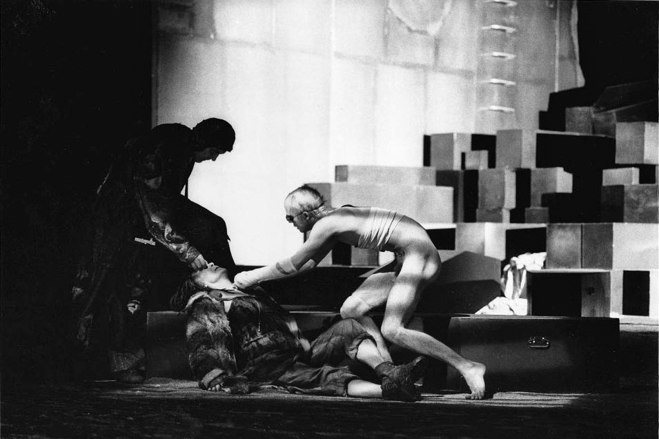 »Totenfloß« von Harald Müller, Inszenierung: Hans Peter Cloos, Premiere: 23. Oktober 1986, Schauspielhaus Mönchengladbach. Foto: Stadttheater Krefeld-Mönchengladbach, © Michael Fehlauer