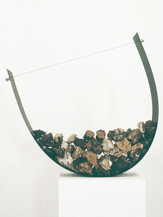 Petra Wolf, »Metallbogen + Bruchstücke«, 1986, H 40 cm × B 30 cm × T 8 cm. © Petra Wolf
