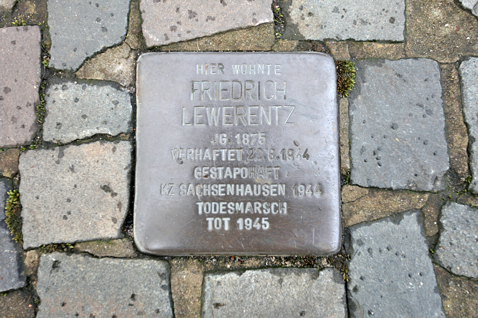 Gunter Demnig – Stolperstein Friedrich Lewerenz, 2006, Betonwürfel mit Messingplatte, 10 × 10 × 10 cm, Hammerschmidtplatz 1 in Krefeld. Foto: Ralf Janowski