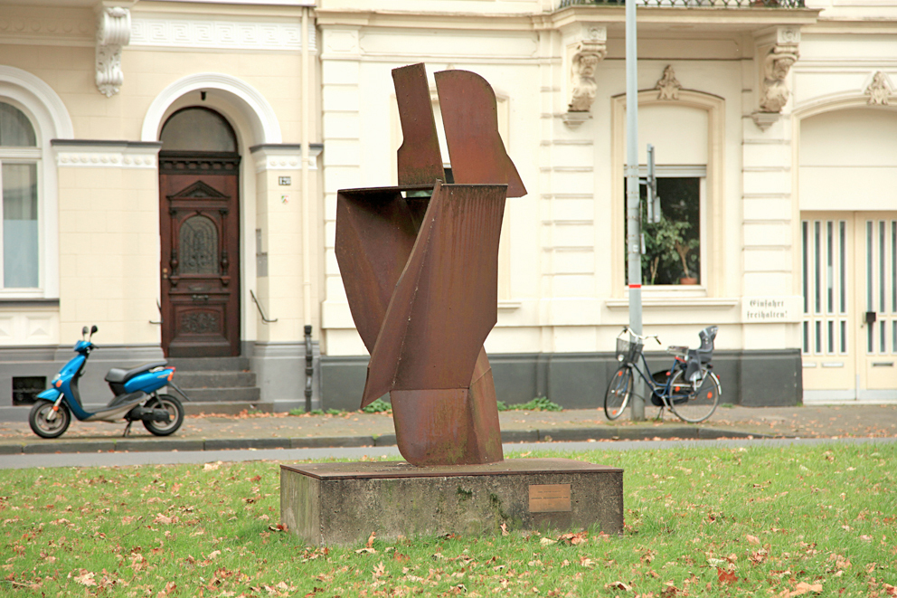Hans Joachim Albrecht – Hockende, entgegengesetzt – Paar, 1998, Stahl, 200 × 110 × 90 cm, Westwall 124 in Krefeld. Foto: Ralf Janowski