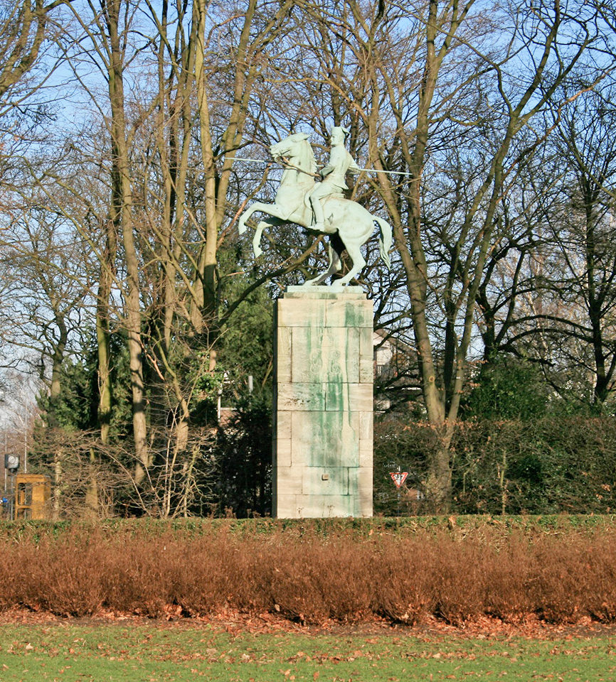 Das Husarendenkmal am Grafschaftsplatz, Bildhauer: Walther Wolff, Bronze und Muschelkalksandstein. Foto: Ingrid Schupetta.