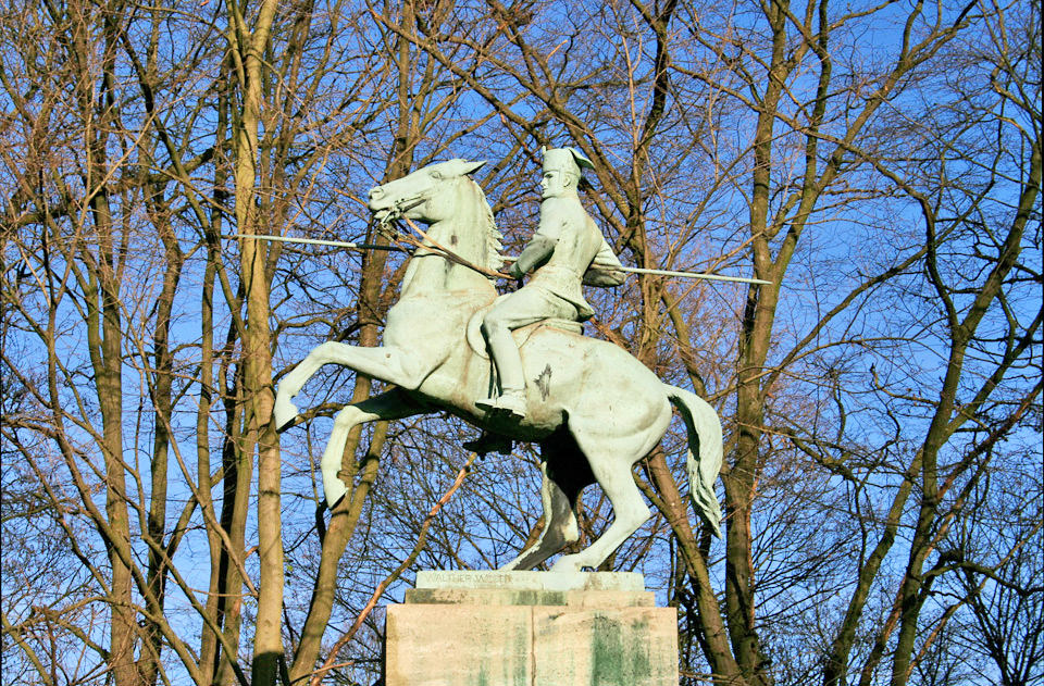 Husarendenkmal am Vluyner Platz. Foto: Ingrid Schupetta