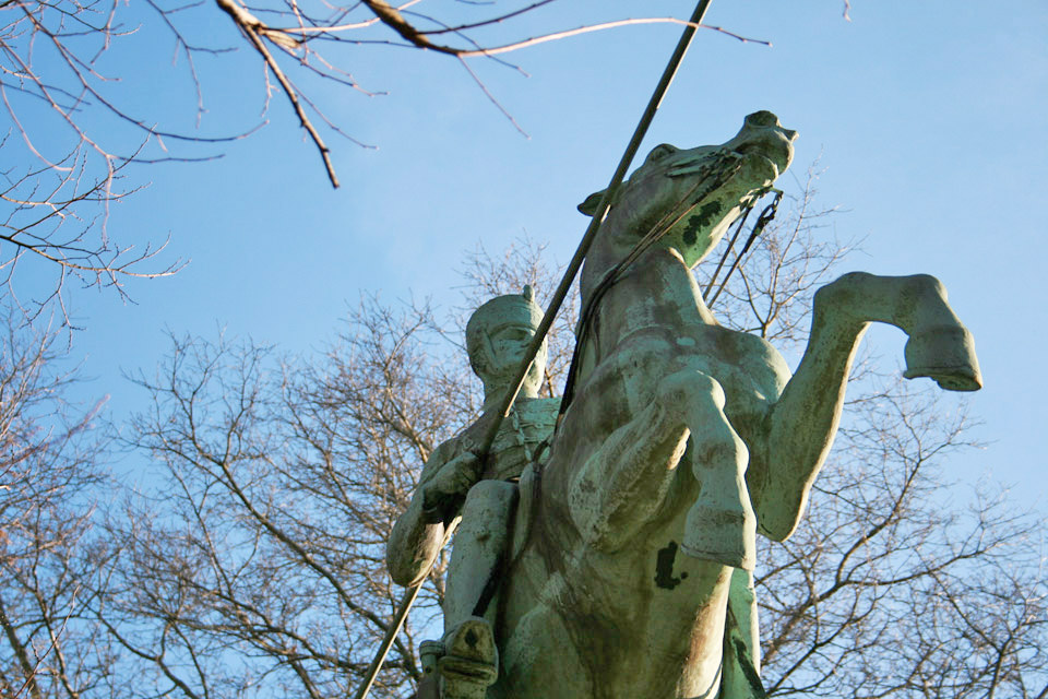 Husarendenkmal am Vluyner Platz. Detail, Foto: Ingrid Schupetta