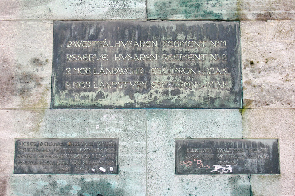 Husarendenkmal am Vluyner Platz, Inschrift hinten. Foto: Ingrid Schupetta