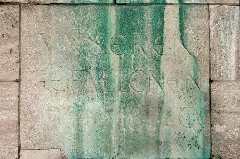 Husarendenkmal am Vluyner Platz, Inschrift vorne. Foto: Ingrid Schupetta