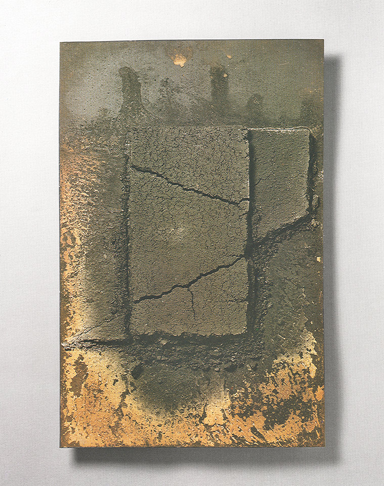 Ursula Diebel, Relief I, 1985, Ton auf Metall, reduzierend gebrannt, 69 × 41 ×2 cm. © Galerie Schneider und Ursula Diebel, Foto: Martin Poltier, Lörrach (Katalog-Scan)