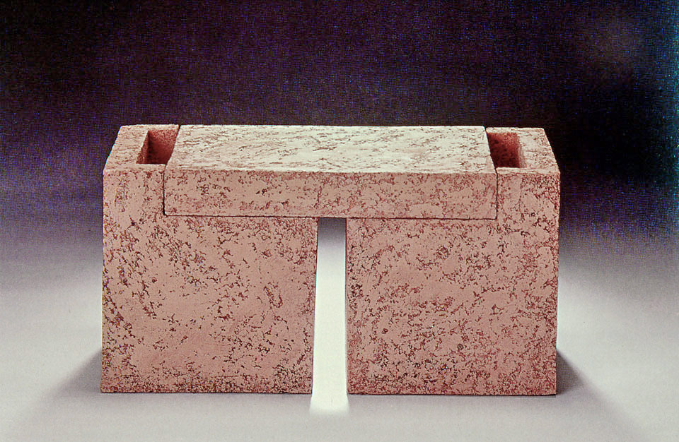 Manfred Emmenegger-Kanzler, Gefäß, 1991, 28 × 59 × 31 cm, Schamotteton/Oxyd. Foto: Fritz Frech (KB-Scan)