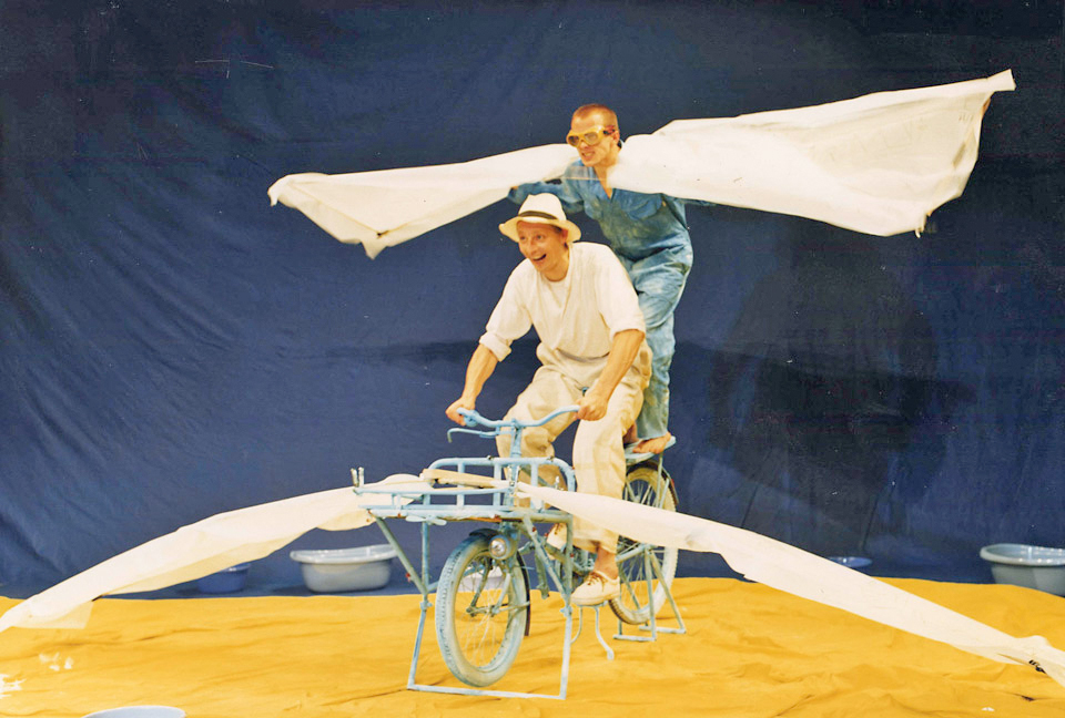 Timan Neubert und Joischi Vogel in »Ikarus«, Inszenierung: Helmut Wenderoth, KRESCHtheater 1991
