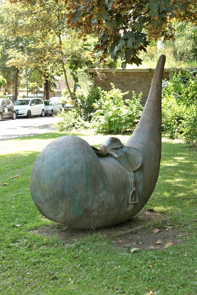 Markus Oehlen – Das Pferd, 1994, Bronze, Kaiserplatz 50 in Krefeld, ca. 200 × 180 × 100 cm. Foto: Ralf Janowski