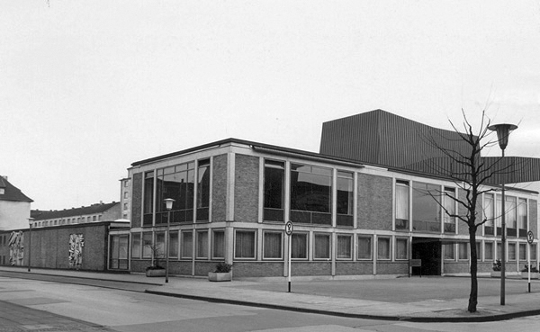 Stadtbücherei mit einem Wandrelief von Hubert Brouwer, eröffnet 1962. Foto: Stadtarchiv Krefeld, Fotobestand, Objekt-Nr. 15473
