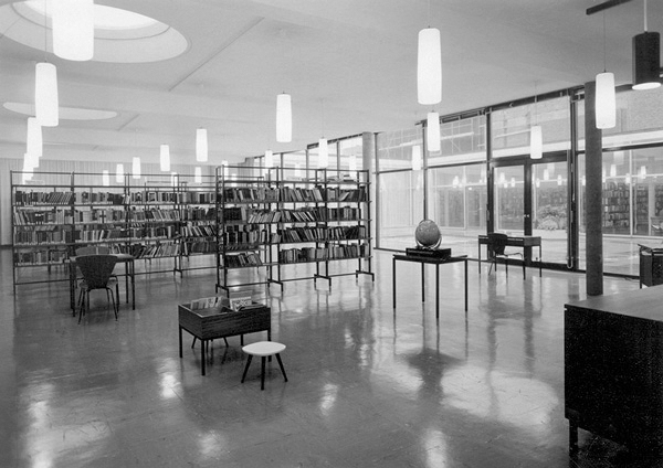 Stadtbücherei, Innenansicht 1970. Foto: Stadtarchiv Krefeld, Fotobestand, Objekt-Nr. 4812-15483
