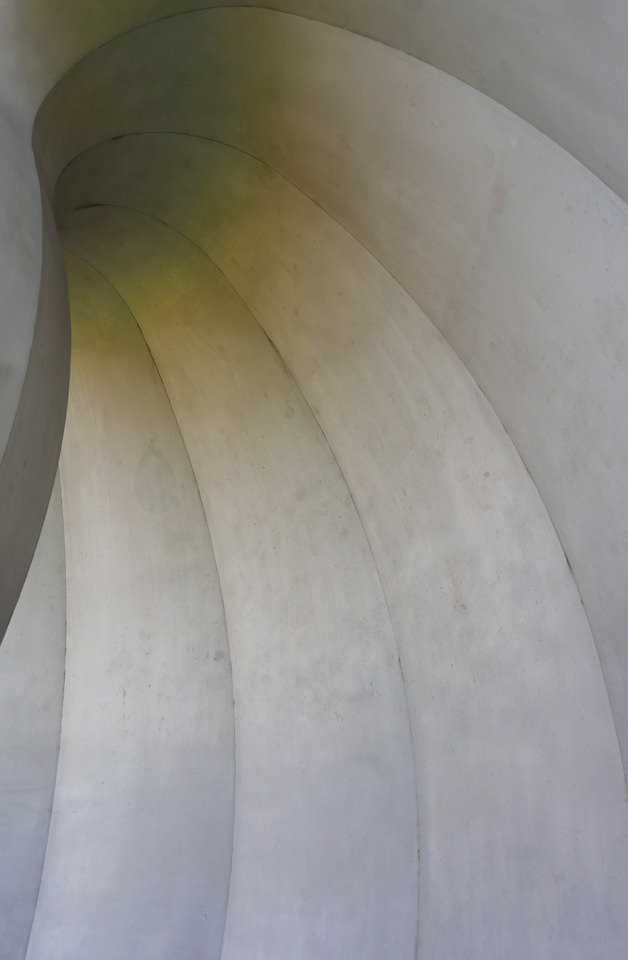 Richard Deacon – Building from the Inside, 1992, Edelstahl. Blick ins Innere der begehbaren Skulptur 2015. Foto: Brigitta Heidtmann