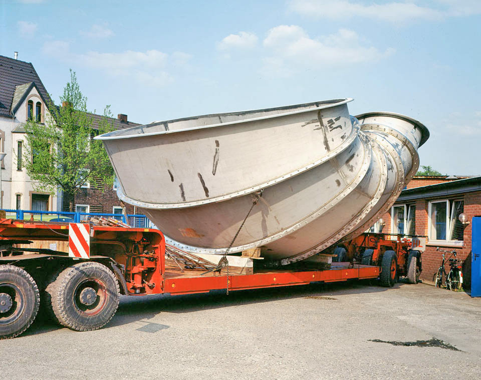 Transport der Skulptur von Richard Deacon. Foto: Volker Döhne