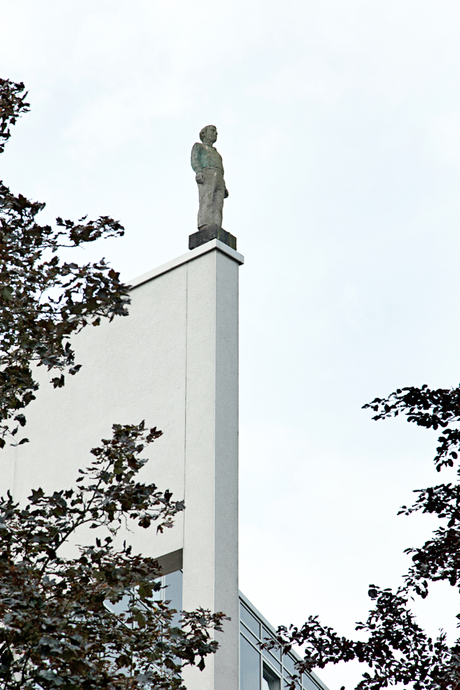 Stephan Balkenhol – Mann mit grünem Hemd und grauer Hose, 1995, Zedernholz, ca. 250 cm. Dach der Helios-Klinik in Krefeld. Foto: Ralf Janowski