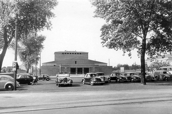 Der Neubau des Stadttheaters Krefeld 1951, Architekt Eugen Bertrand. Foto: Stadtarchiv Krefeld, Fotobestand, Objekt-Nr. 13676-2522/35