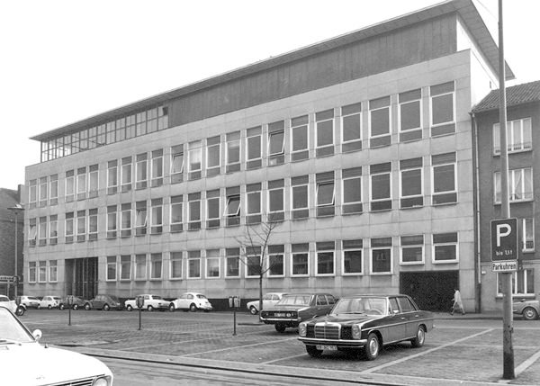 Werkkunstschule später Fachhochschule, Petersstraße 128, 1971, Architekten: Prof. F. G. Winter, Hein Stappmann. Foto: Stadtarchiv Krefeld, Fotobestand, Objekt-Nr. 9209/10