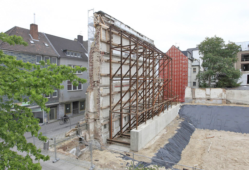 Denkmalgeschützte Nordfassade der ehemaligen Werkkunstschule, später Fachhochschule Niederrhein. 2013 wurde das Gebäude an der Petersstraße bis auf die Nordfassde abgerissen. Foto: Ralf Janowski