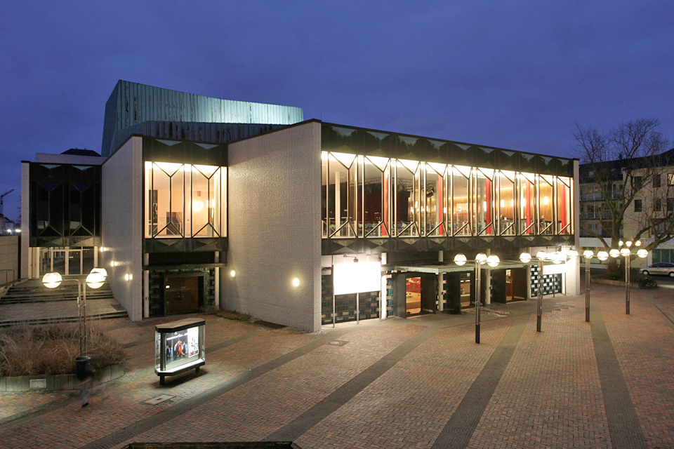 Das Stadttheater, erbaut nach den Plänen von Gerhard Graubner, Eröffnung 1963. Foto: Ralf Janowski