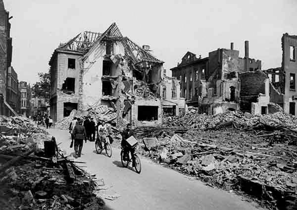 Nach dem Bombenangriff vom 22. Juni 1943, Südseite der Wiedenhofstraße mit Blick zum Neumarkt. Foto: Stadtarchiv, Fotobestand, Objekt-Nr. 24066-74/2-36A