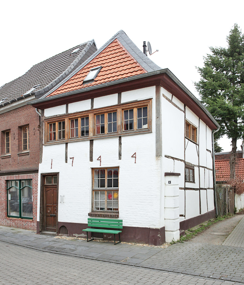 Denkmalpreis 1998 für die Wiederherstellung eines der ältesten Häuser im Stadtteil Hüls, Kleverstraße 8. Foto: Ralf Janowski