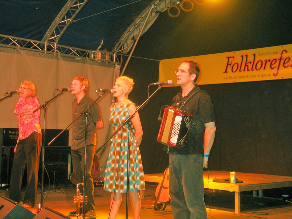 Chumbawamba 2006 auf dem Folklorefest. © Folklorefest