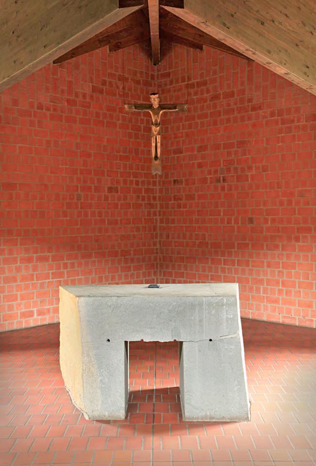 Altarraum der Pax-Christi-Gemeinde Krefeld. Foto: Ralf Janowski
