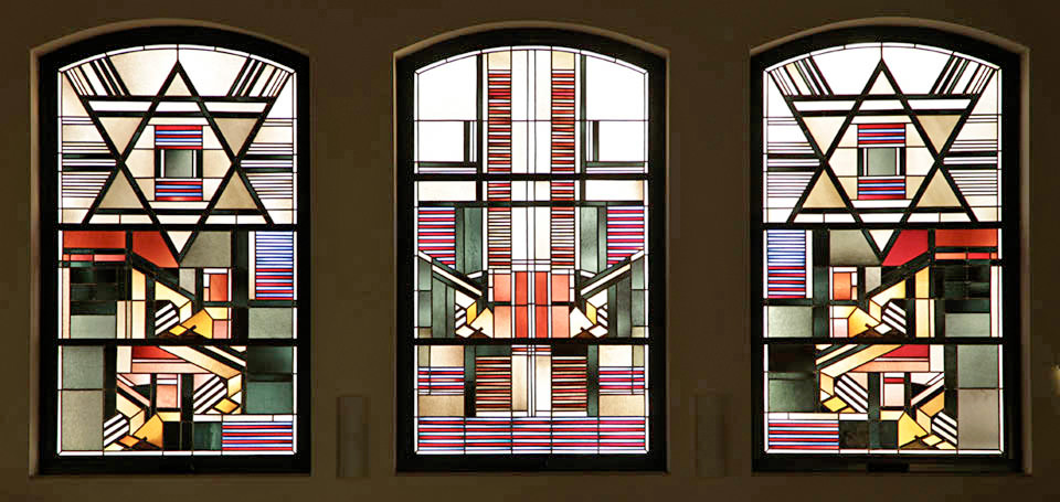 Glasfenster von Johan Thorn Prikker in der neuen Synagoge. Die Original-Vorlagen aus den Jahren 1927/28 fanden sich im Depot des Kaiser Wilhelm Museums und ermöglichten die Zweitausfertigung. Foto: Ralf Janowski