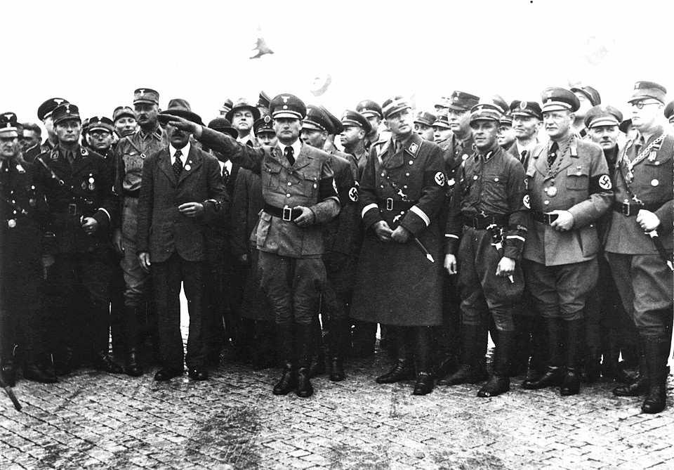 Rudolf Hess als Vertreter Hitlers bei der Eröffnung der Rheinbrücke. Reproduktion Dr. Ingrid Schupetta