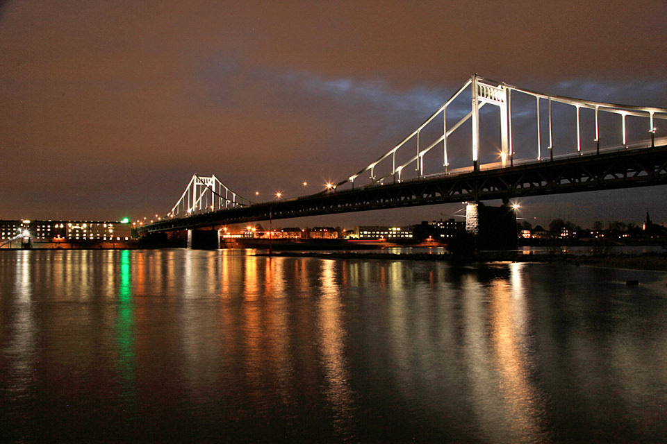 Krefeld-Uerdinger Rheinbrücke bei Nacht. Foto: Ralf Janowski