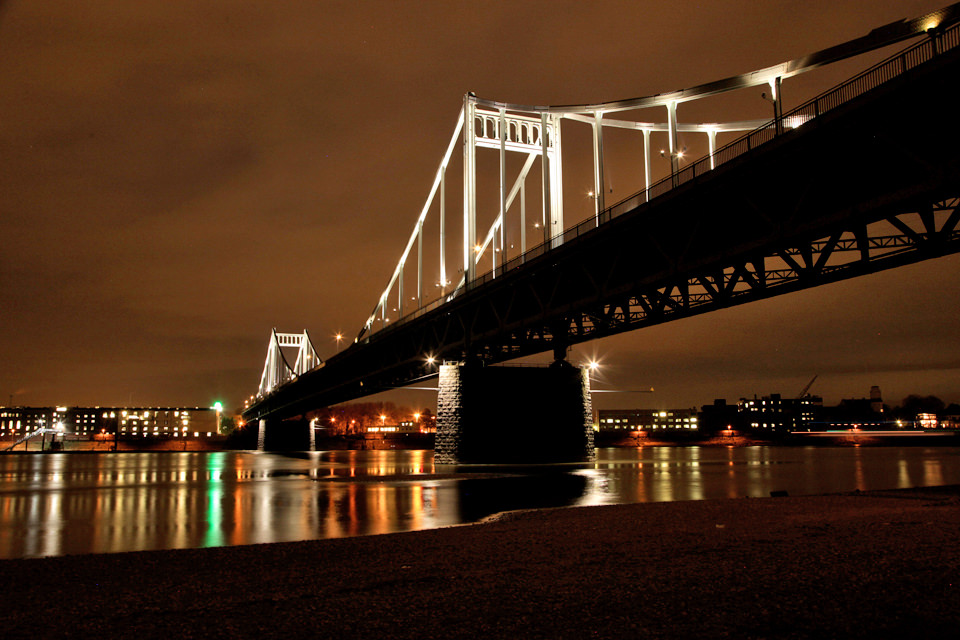 Krefelder Rheinbrücke nachts, 2014, Foto: Ralf Janowski