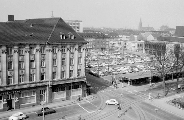 Theaterplatz/Ostwall um 1965 mit Stadtbücherei und Theater, links der Krefelder Hof. Foto: Stadtarchiv Krefeld, Fotobestand, Objekt-Nr. 9955