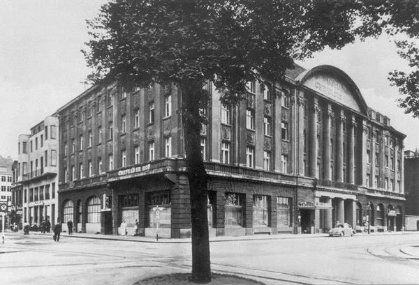 Krefelder Hof, Ecke Ostwall/Sankt-Anton-Straße, 1954. Foto: Stadtarchiv Krefeld, Fotobestand, Objekt-Nr. 27116