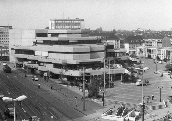 Blick auf das Seidenweberhaus, Sankt-Anton-Straße, 1977. Foto: Stadtarchiv Krefeld, Fotobestand, Objekt-Nr. 16330