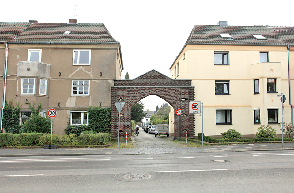 Tor zur Ritterfeldsiedlung, von der Ritterstraße aus gesehen, 2014. Foto: Ralf Janowski