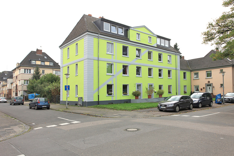 Haus in der Ritterfeld-Siedlung an der Ecke Nernststraße, 2015. Beispiel für eine besonders »eigenwillige« Farbgestaltung. Foto: Ralf Janowski