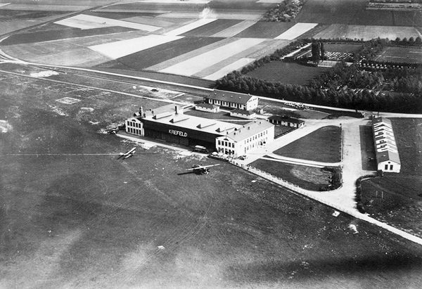 Krefelder Flugplatz 1927. Foto: Stadtarchiv Krefeld, Luftbild Kern, Fotobestand, Objekt-Nr. 2378-18531