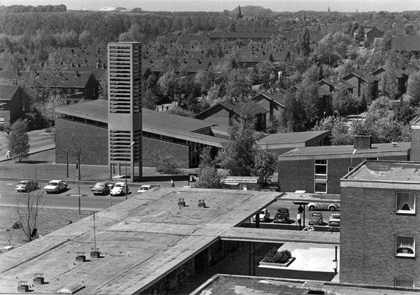 Blick auf Gartenstadt mit Lukaskirche, 1973. Foto: Stadtarchiv Krefeld, Fotobestand, Objekt-Nr. 11009-10-15703