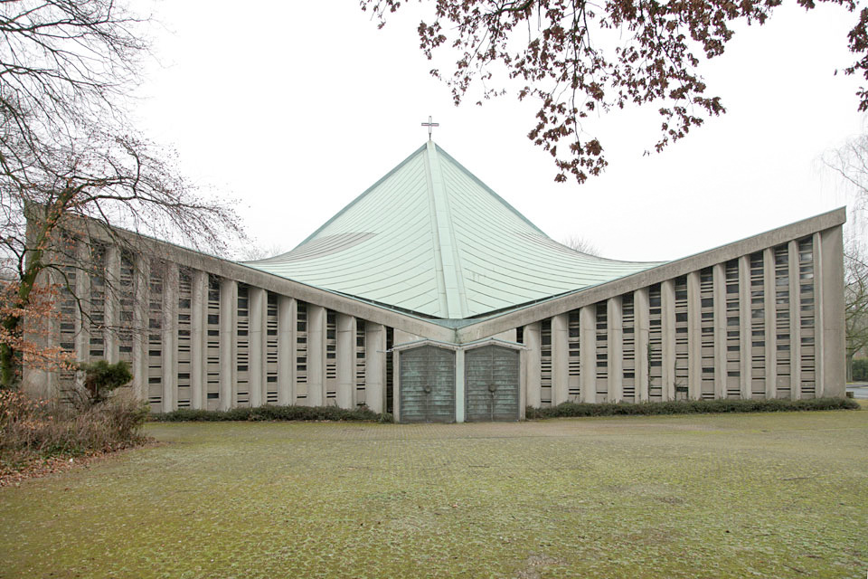 Die Katholische Pfarrkirche St. Pius X, Traarer Straße, nach den Plänen von Josef Lehmbrock 1967/68 erbaut. Foto: Ralf Janowski