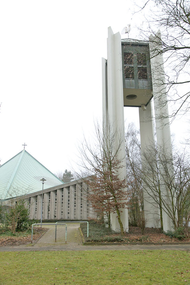 Pfarrkirche St. Pius X mit Glockenturm, 2015. Foto: Ralf Janowski