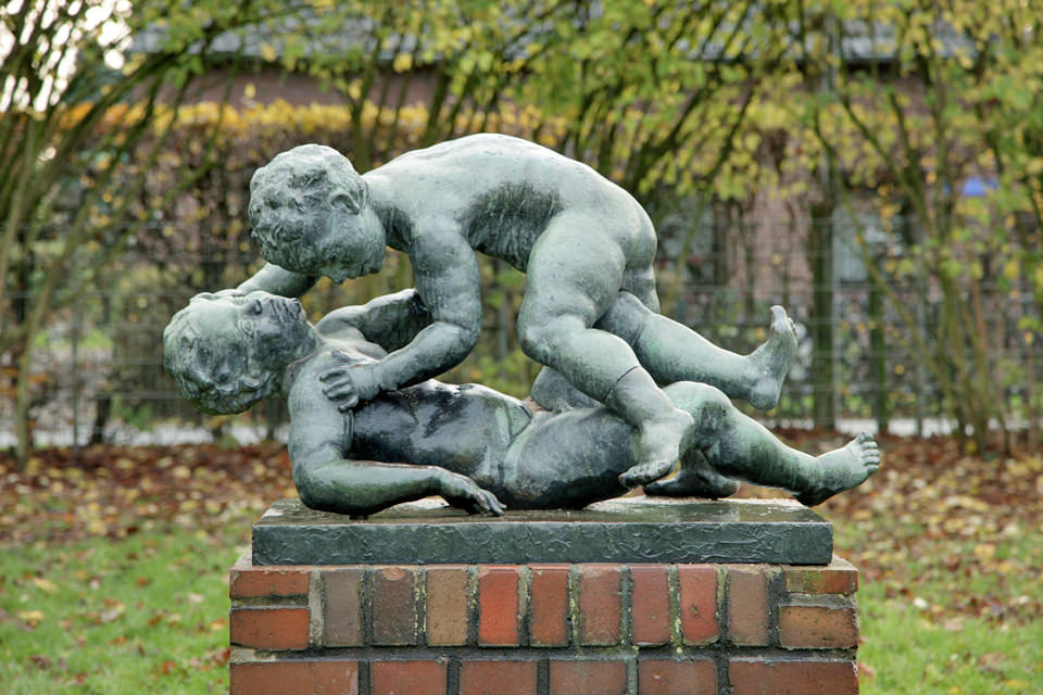 Skulptur in der Siedlung Lindental von dem Bildhauer Theo Akkermann. Foto: Ralf Janowski