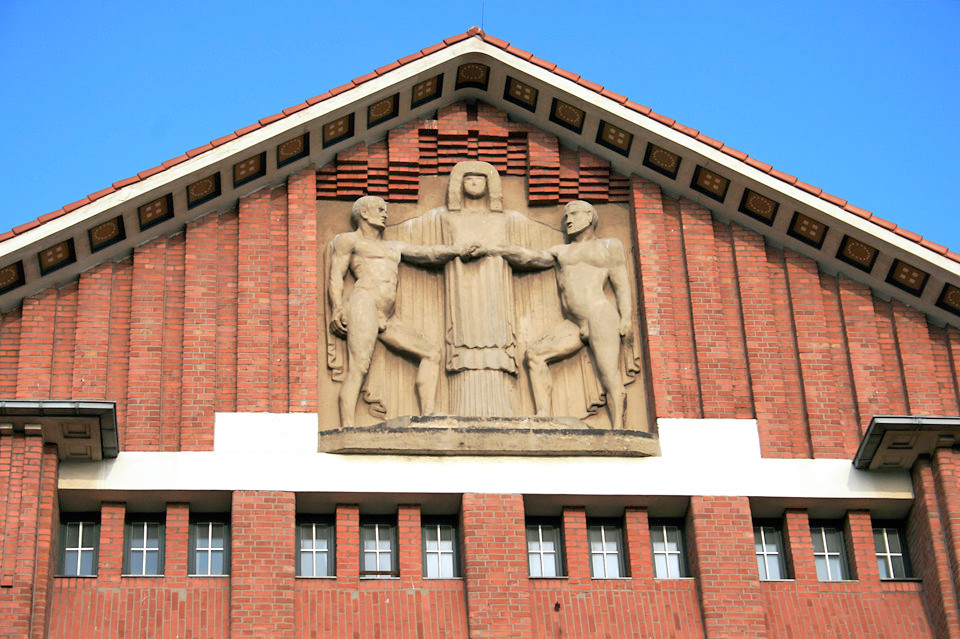 Relief am Giebel der Brotfabrik »Im Brahm« an der Ritterstraße, 2014. Foto: Ingrid Schupetta